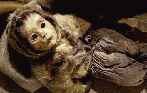 Phát hiện xác ướp em bé 6 tháng tuổi còn nguyên vẹn sau hơn 500 năm bị đóng băng