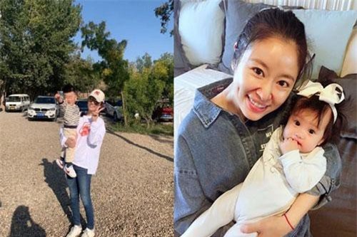 Quay hình xa nhà nhớ con gái, Lâm Tâm Như trổ tài bế bồng nhóc tỳ nhưng thân hình gầy gò mới đáng chú ý