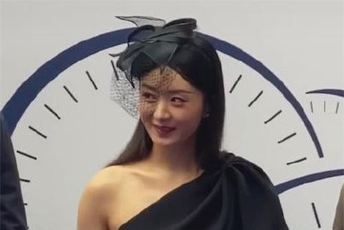 Triệu Lệ Dĩnh khiến netizen bất ngờ với hàng loạt điểm trừ về nhan sắc sau thời gian ở cữ