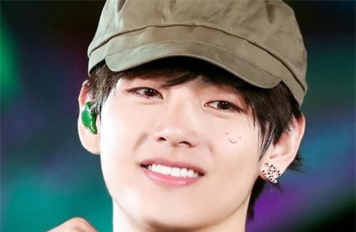 V (BTS) bất ngờ xuất hiện trên sân khấu concert với một chiếc 'tattoo' mới, bất ngờ tạo trend khi fan rần rần cheap moment