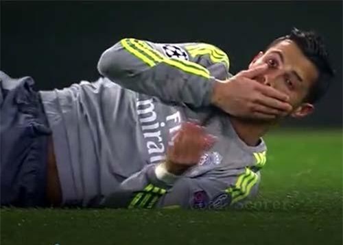 CLIP: Những pha ăn vạ 'đỉnh cao' như diễn viên chuyên nghiệp trên sân cỏ