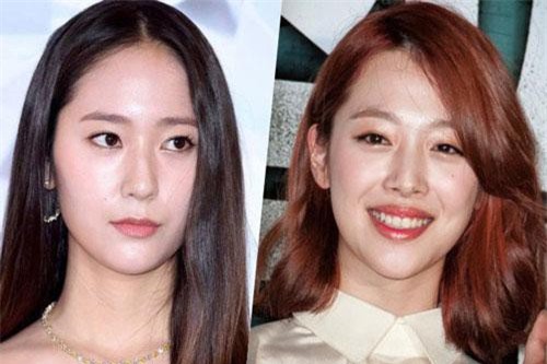 Chẳng khác gì ruột thịt, Krystal túc trực tại nhà tang lễ suốt 3 ngày bên linh cữu của Sulli, lo mọi thủ tục trong sự đau buồn tột độ