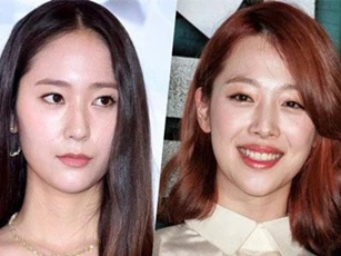 Chẳng khác gì ruột thịt, Krystal túc trực tại nhà tang lễ suốt 3 ngày bên linh cữu của Sulli, lo mọi thủ tục trong sự đau buồn tột độ