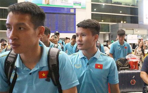 ĐT Việt Nam về nước trong sự chào đón của người hâm mộ