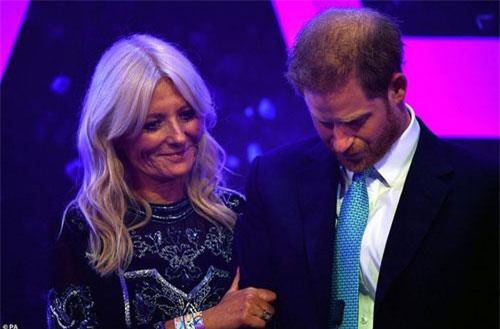 Dự sự kiện cùng với vợ, Hoàng tử Harry suýt bật khóc khi nhắc đến Meghan Markle trong bài phát biểu của mình nhưng bị chê là 'giả tạo'