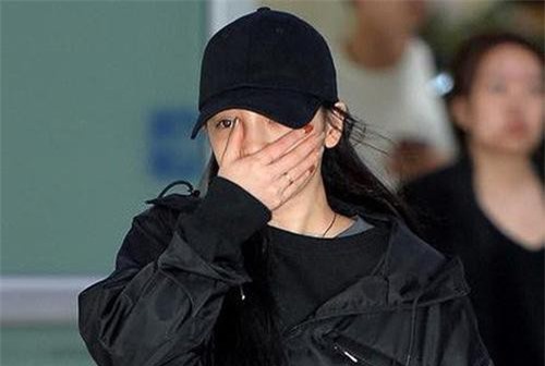 Goo Hara khóc nức nở tại sân bay, vội vàng từ Nhật trở về Hàn tạm biệt Sulli về cõi vĩnh hằng