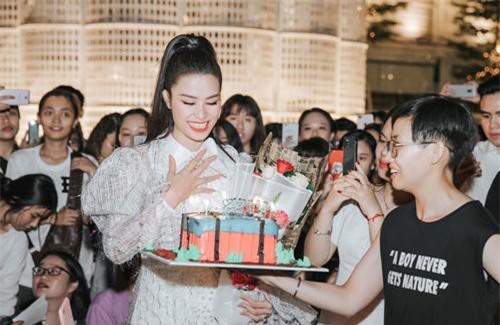 Hàng trăm fan 'đột kích' mừng sinh nhật Đông Nhi lúc đêm muộn, choáng nhất là loạt quà 'khủng' không thể độc đáo hơn!