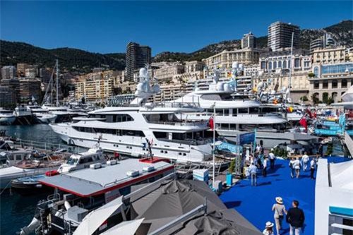 Hình ảnh phục vụ tỷ phú xa hoa trên những siêu du thuyền