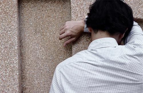 Lén mở cửa phòng ngủ của em rể để kiểm tra, tôi run rẩy trông thấy cảnh trên giường