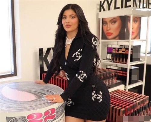 Phượng Chanel 'đụng hàng' tỷ phú Kylie Jenner: Một chiếc váy hai số phận nghiệt ngã