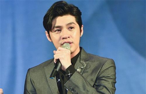 Xúc động trước hình ảnh Noo Phước Thịnh rưng rưng nước mắt nghẹn ngào trên sân khấu, chia sẻ về fan nữ vừa qua đời vì ung thư