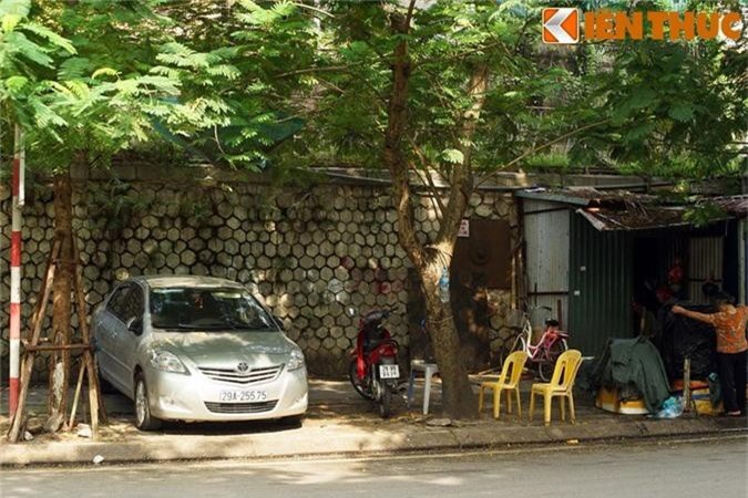 Bí ẩn bức tường đá cổ trên đường Phùng Hưng