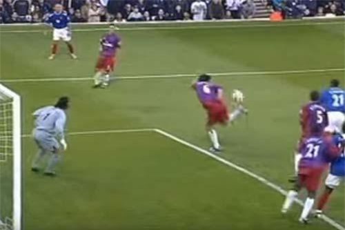 CLIP: 'Siêu phẩm' đốt lưới nhà đẹp bậc nhất lịch sử bóng đá