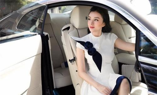 Dàn siêu xe trăm tỷ và hôn nhân đáng ngưỡng mộ của hot girl Việt ở Thái