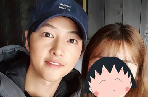 Hình ảnh mới nhất của Song Joong Ki hậu ly hôn: Mặt tròn xoe, còn chủ động làm một điều khi selfie với fan nữ