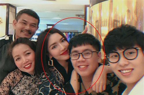 Lâu lắm gia đình Bích Phương mới chụp hình chung, ai cũng rạng rỡ nhưng cậu em trai ngày càng trổ mã mới chiếm spotlight