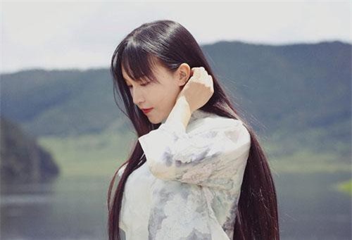 Nhan sắc của 'tiên nữ' Lý Tử Thất bị đồn thu nhập 160 tỷ/năm