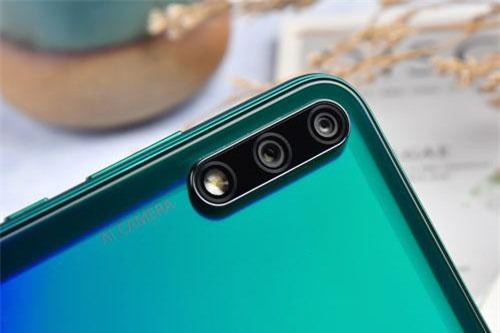 Smartphone camera kép, RAM 6 GB, pin 4.000 mAh, giá 'mềm'