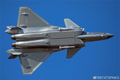 Tiêm kích tàng hình J-20 Trung Quốc biểu diễn tính năng vượt trội F-22, Su-57