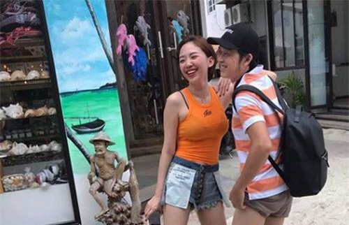 Tóc Tiên 'lầy lội' đọ chân dài với người đàn ông quyền lực nhất showbiz