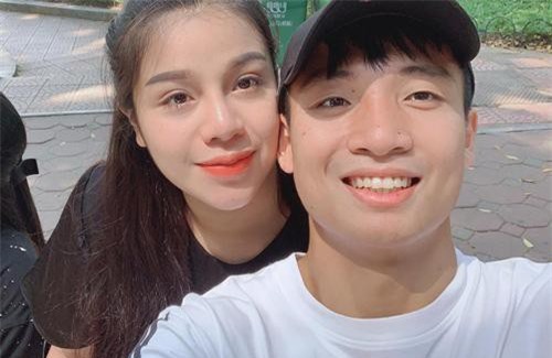 Vừa về Hà Nội sau trận đấu với Indonesia, Bùi Tiến Dũng lập tức chuẩn bị chu đáo đón con đầu lòng