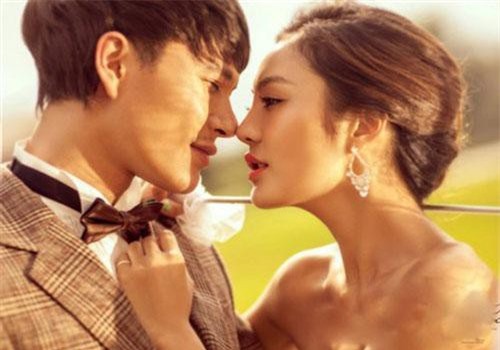 4 dấu hiệu rõ rành rành con trai đang 'bắt cá hai tay'