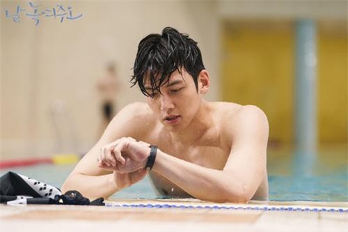 Ji Chang Wook lộ hậu trường khoe body: 6 múi chưa thấy đâu vẫn khiến chị em 'đói bụng'