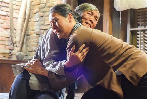 'Tiếng sét trong mưa': Lộ ảnh Thị Bình - Nhật Kim Anh quỳ gối, khóc đến sưng mắt khi gặp dì Bảy sau 24 năm