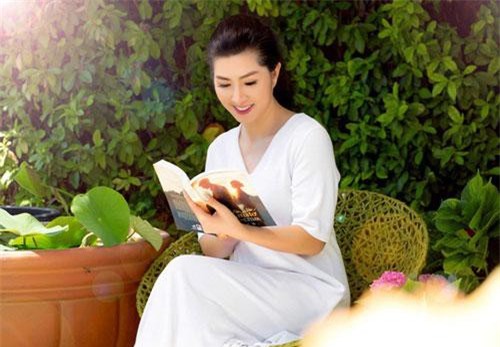 'Choáng' với cuộc sống trong biệt thự 1500 m2 của nữ ca sĩ Việt có cát - xê 2 tỷ, lái Lamborghini 12 tỷ