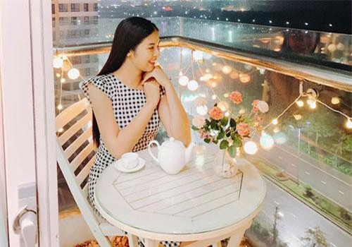 Hoa hậu Ngọc Hân khoe căn hộ ven biển tự thiết kế, nhìn góc ban công khiến dân tình phải xuýt xoa