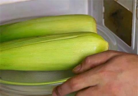 Luộc ngô không cần nước, cứ cho thêm 1 thứ này rồi đợi 3 phút, ngô chín vừa ngọt lại mềm hơn hẳn