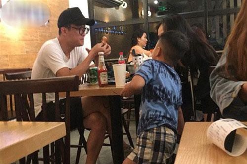 Minh Hà vừa tuyên bố độc thân, Chí Nhân bị bắt gặp 'hẹn hò' tình mới, cách xưng hô với con trai riêng mới gây bất ngờ?