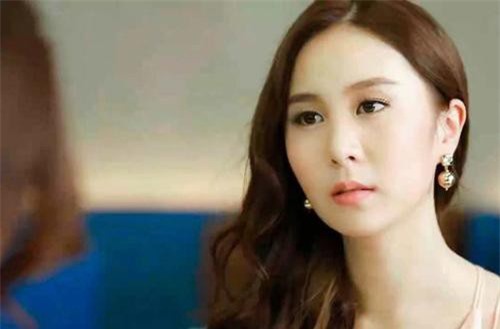 Một lần vào khách sạn, ở quầy lễ tân vợ ngỡ ngàng gặp mẹ chồng đang check-out, nhưng câu chuyện đằng sau mới sốc