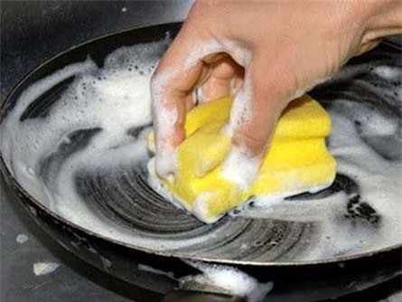 Sai lầm 'dùng như phá' khiến chảo chống dính vừa nhanh hỏng lại biến thành 'ổ' bệnh