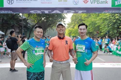 Ca sĩ Tuấn Hưng cùng nhiều nghệ sĩ diện đồ thể thao thi chạy 5 km