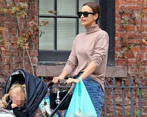 'Chân dài' Irina Shayk để mặt mộc, giản dị đưa con gái nhỏ ra phố chơi