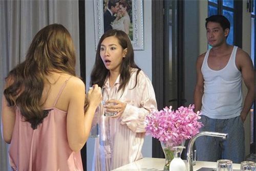 Nghe giọng ô sin thủ thỉ trong phòng ngủ: 'Chị ấy không có nhà, em sẽ là chủ', vợ điên tiết đạp cửa phi vào, ngờ đâu thấy mặt nam chính mà cô sốc nặng