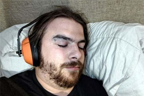 Phá tổ nhện, người đàn ông lãnh 'báo ứng' từ loài nhện