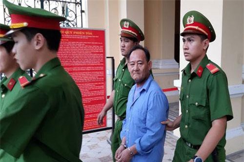 Tài xế taxi uy hiếp du khách nước ngoài giữa trung tâm TP.HCM