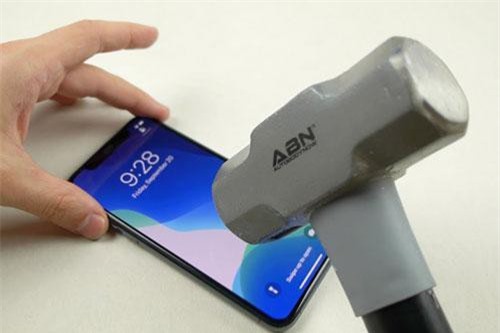 'Tra tấn' iPhone 11 Pro bằng dao, búa và cái kết