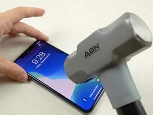 'Tra tấn' iPhone 11 Pro bằng dao, búa và cái kết