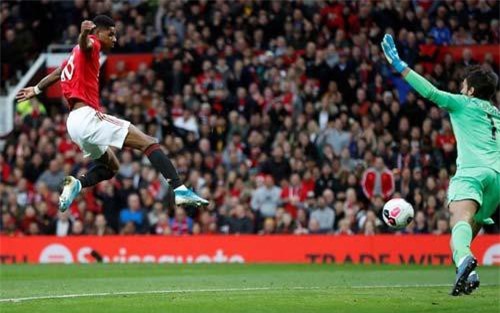 Vì sao trọng tài công nhận bàn thắng của Rashford?