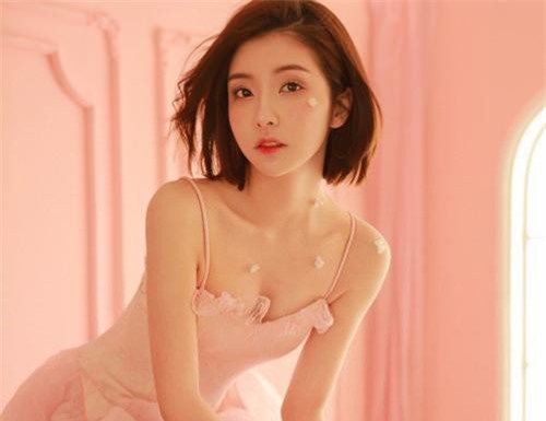 Bị chụp lén trên tàu điện, gái xinh được cộng đồng mạng truy lùng 'gắt'