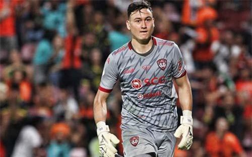 CĐV Muangthong: 'Văn Lâm tệ quá, gọi Kawin về đi'