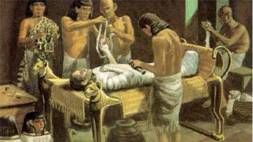 Cận cảnh quá trình xử lý xác chết vô cùng lạ, dị