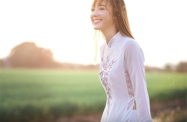 Dàn hot girl người nước ngoài diện áo dài đâu phải hở là đẹp