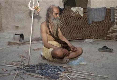 Dị nhân 40 năm không tắm vì muốn có con trai, chỉ ngồi cạnh bếp lửa để... tiệt trùng