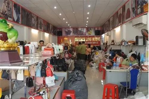 Hà Nội: Thu giữ hàng trăm sản phẩm túi xách giả nhãn hiệu