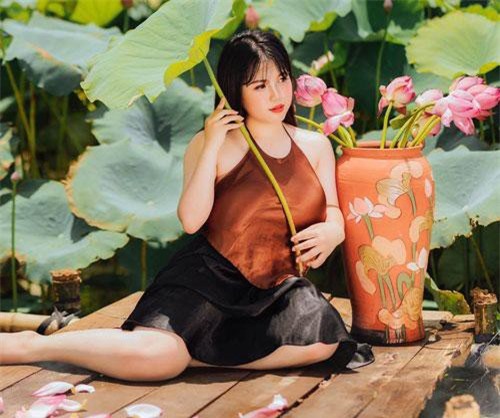 'Hot gir' sở hữu vòng 1 một mét sang Nhật du học vẫn bị nhiều người săm soi, chụp lén