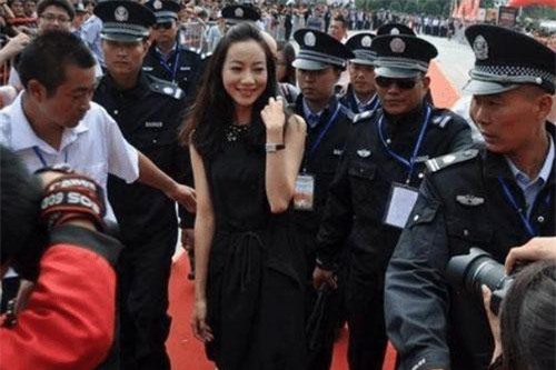 Sao n&#x1EEF; quy&#x1EC1;n l&#x1EF1;c nh&#x1EA5;t Cbiz: C&#x1A1; ng&#x1A1;i l&#x1EDB;n g&#x1EA5;p &#x111;&#xF4;i L&#xFD; Li&#xEA;n Ki&#x1EC7;t, kh&#xF4;ng &#x111;&#xF3;ng c&#x1EA3;nh h&#xF4;n, b&#x1EA5;t tu&#xE2;n m&#x1ECD;i quy t&#x1EAF;c